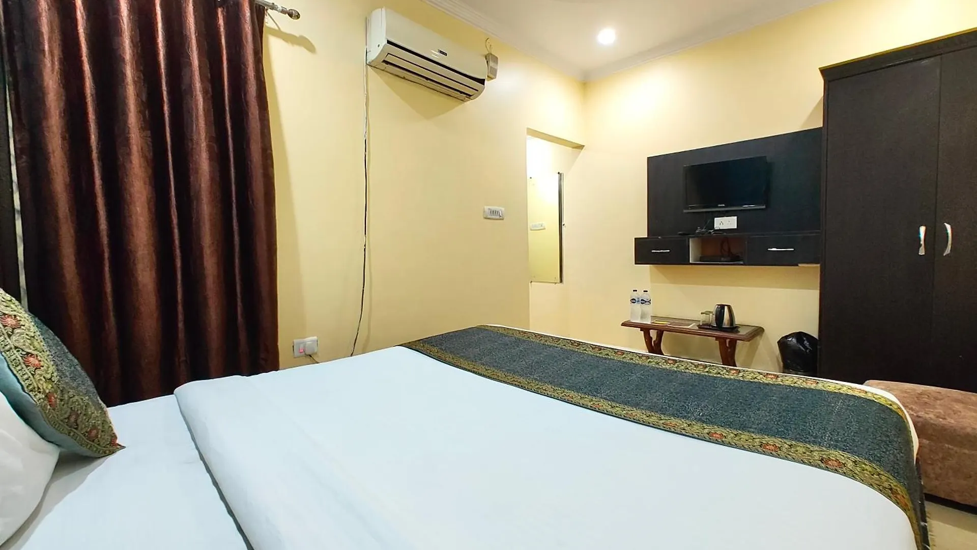 Hotel Ashoka Grand Kashi Vidyapith ! Varanasi - Near Varanasi Railway Station, With Wifi-Restaurant-And-Parking-Facilities-Prime-Location-Best Selling In Váránaszi 0*,  India